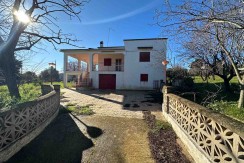 Villa with sea view for sale in Ostuni, and private garden