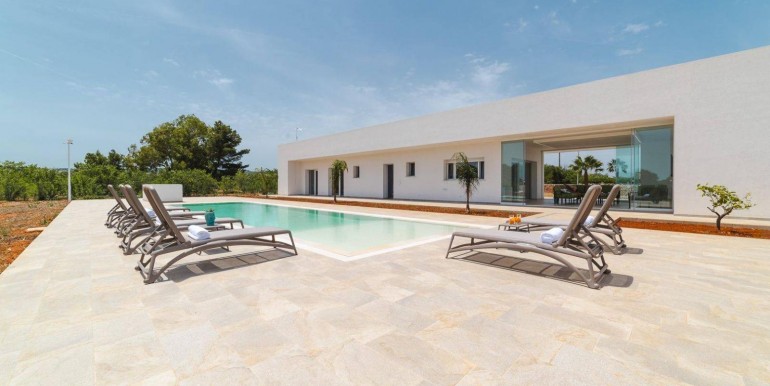 newly villa with infinity pool for sale in Torre Santa Sabina