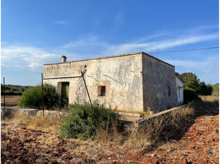 Traditional building with trullo for sale - Martina Franca