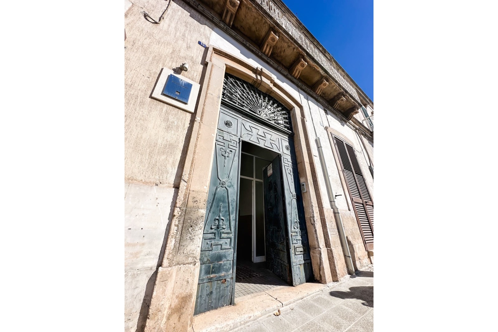 Elegant Early 20th-Century Palazzo for Sale in Martina Franca – Prime Location with Rooftop Views